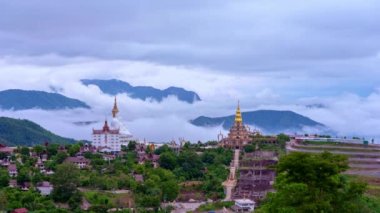 Khao Kho Tepesi 'nde oturan Buda heykelleri. Tayland' ın güzel ve ünlü simgesi. Tayland 'ın Wat Phachonkeaw Khao Kho Phetchabun bölgesinde inanılmaz bir sis var. sis arkaplanı
