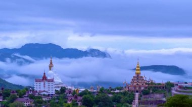 Khao Kho Tepesi 'nde oturan Buda heykelleri. Tayland' ın güzel ve ünlü simgesi. Tayland 'ın Wat Phachonkeaw Khao Kho Phetchabun bölgesinde inanılmaz bir sis var. sis arkaplanı