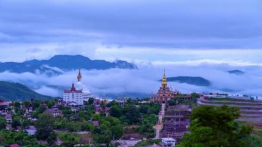 Khao Kho Tepesi 'nde oturan Buda heykelleri. Tayland' ın güzel ve ünlü simgesi. Tayland 'ın Wat Phachonkeaw Khao Kho Phetchabun bölgesinde inanılmaz bir sis var. sis arkaplanı