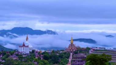 Khao Kho Tepesi 'nde oturan Buda heykelleri. Tayland' ın güzel ve ünlü simgesi. Tayland 'ın Wat Phachonkeaw Khao Kho Phetchabun bölgesinde inanılmaz bir sis var. sis arkaplanı
