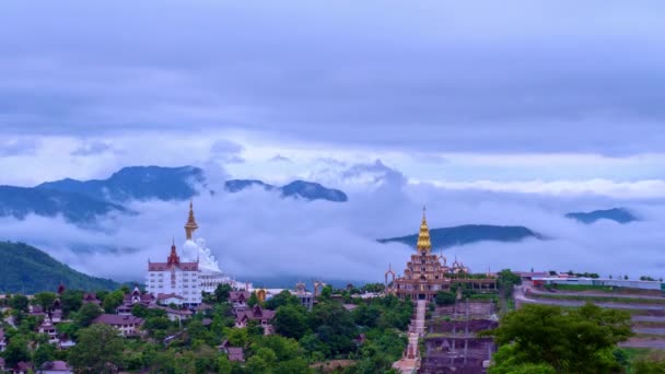 タイの美しいランドマークと有名なカオホーの丘にある5つの仏像をタイムラプス Phachonkeaw Khao Kho Phetchabun州タイの周りを驚くべき霧が移動します 霧の背景 — ストック動画