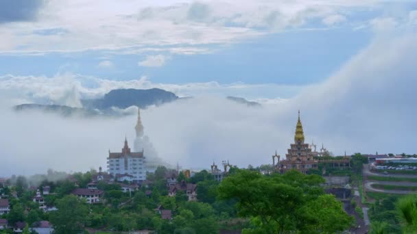 Zeitraffer Der Nebel Verhüllte Das Buddha Bild Auf Dem Berggipfel — Stockvideo