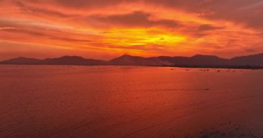 Okyanusun üzerinde gün batımından oluşan parlak gökyüzünde inanılmaz renkli bir bulut. Doğanın inanılmaz ışığı Phuket denizinin üzerinde parlak gökyüzü bulutları. Renk dokusu arkaplanı.