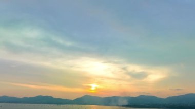 Okyanusun üzerinde gün batımından oluşan parlak gökyüzünde inanılmaz renkli bir bulut. Doğanın inanılmaz ışığı Phuket denizinin üzerinde parlak gökyüzü bulutları. Renk dokusu arkaplanı.