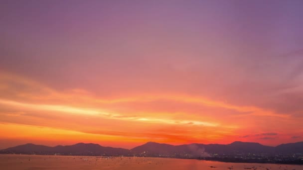 海の上の日没の明るい空に素晴らしいカラフルな雲を空中高波ビュー 自然の素晴らしい光の風景プーケット海の上の明るい空 グラデーションカラーテクスチャ空の背景 — ストック動画
