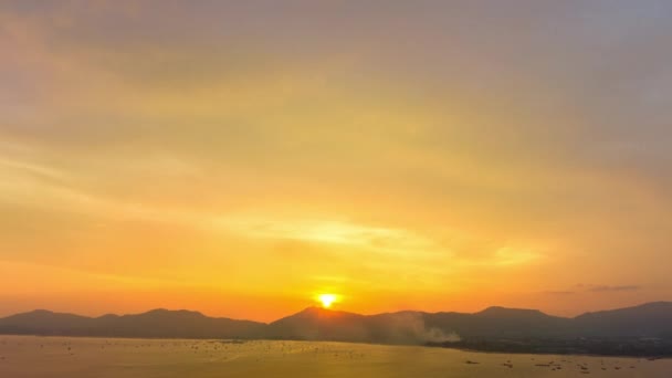 海の上の日没の明るい空に素晴らしいカラフルな雲を空中高波ビュー 自然の素晴らしい光の風景プーケット海の上の明るい空 グラデーションカラーテクスチャ空の背景 — ストック動画