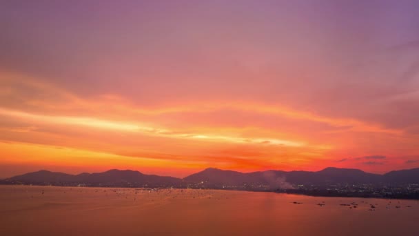Okyanusun Üzerinde Gün Batımından Oluşan Parlak Gökyüzünde Inanılmaz Renkli Bir — Stok video