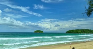 Hava manzaralı Phuket plajı deniz kumu ve gökyüzü. Yaz günü deniz manzaralı bir yer. Plaj bölgesi. Yağmur bulutları hareket halinde. Kata Sahili, Phuket, Tayland 'da. 4K UHD Video Klibi