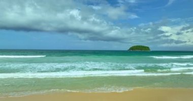 Hava manzaralı Phuket plajı deniz kumu ve gökyüzü. Yaz günü deniz manzaralı bir yer. Plaj bölgesi. Yağmur bulutları hareket halinde. Kata Sahili, Phuket, Tayland 'da. 4K UHD Video Klibi