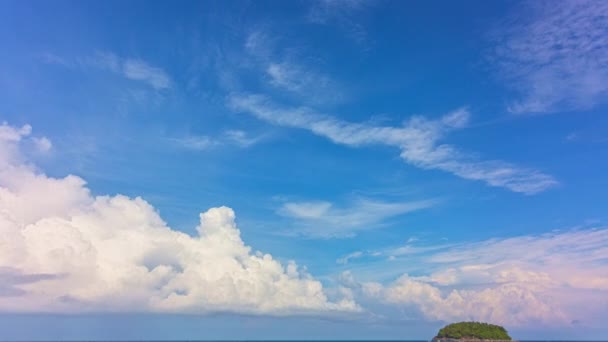 岛上蓝天上的白云 — 图库视频影像