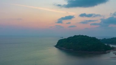 Layan plajı Phuket 'teki Kala adasının üzerindeki günbatımının hava hipersüratli görüntüsü. Video 4K. Doğa videosu çok kaliteli. Gökyüzünde bulutlarla gün batımında renkli romantik gökyüzü manzarası 