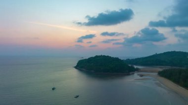 Layan plajı Phuket 'teki Kala adasının üzerindeki günbatımının hava hipersüratli görüntüsü. Video 4K. Doğa videosu çok kaliteli. Gökyüzünde bulutlarla gün batımında renkli romantik gökyüzü manzarası 