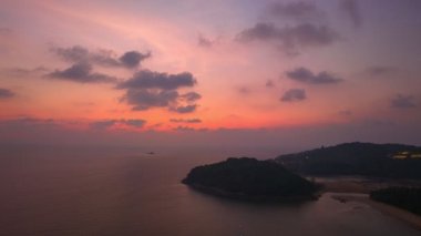 Kala adası üzerindeki alacakaranlık manzaralı gökyüzü... alacakaranlıkta Kala adasında çarpıcı bir gökyüzü Layan sahilinin sonundadır..