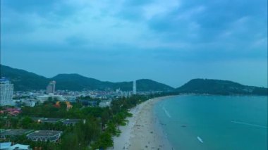 Patong plajı Phuket Tayland 'daki mavi gökyüzünde gökyüzü hiperlapse bulutu Patong Sahili eskiden dünyanın en iyi turizm merkezlerinden biriydi beyaz kumsal yeşil deniz dalgaları arka planda.