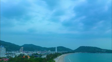 Patong plajı Phuket Tayland 'daki mavi gökyüzünde gökyüzü hiperlapse bulutu Patong Sahili eskiden dünyanın en iyi turizm merkezlerinden biriydi beyaz kumsal yeşil deniz dalgaları arka planda.