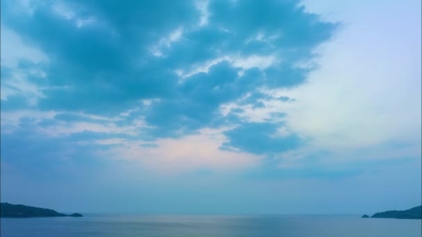 Повітряне Гіперпрозоре Зображення Білих Хмар Плетуться Один Одним Блакитному Небі — стокове відео