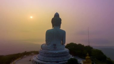 Phuket Büyük Buda 'nın etrafını kaplayan sis, Phuket Büyük Buda' nın tatlı bir gündoğumunda oluşan sis heykelin güzelliği büyüleyici doğayla mükemmel bir şekilde örtüşüyor.