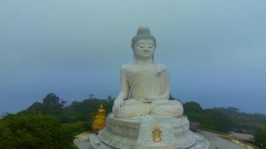 Phuket Büyük Buda 'nın etrafını kaplayan sis, Phuket Büyük Buda' nın tatlı bir gündoğumunda oluşan sis heykelin güzelliği büyüleyici doğayla mükemmel bir şekilde örtüşüyor.