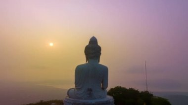 Phuket Büyük Buda 'nın etrafını kaplayan sis, Phuket Büyük Buda' nın tatlı bir gündoğumunda oluşan sis heykelin güzelliği büyüleyici doğayla mükemmel bir şekilde örtüşüyor.