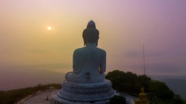 Phuket Büyük Buda 'nın etrafını kaplayan sis, Phuket Büyük Buda' nın tatlı bir gündoğumunda oluşan sis heykelin güzelliği büyüleyici doğayla mükemmel bir şekilde örtüşüyor.