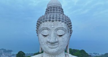Phuket Büyük Buda 'nın tatlı gündoğumunda hava manzarası Phuket Büyük Buda' nın Phuket Büyük Buda 'nın 360 derecelik manzarasının ünlü simgesidir. Güneşin doğuşunun tatlı gökyüzü