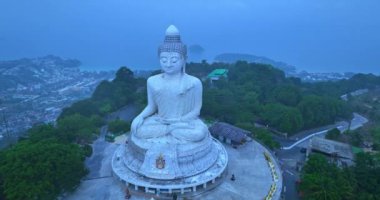 Phuket Büyük Buda 'nın tatlı gündoğumunda hava manzarası Phuket Büyük Buda' nın Phuket Büyük Buda 'nın 360 derecelik manzarasının ünlü simgesidir. Güneşin doğuşunun tatlı gökyüzü