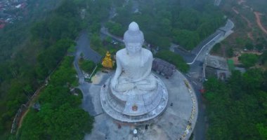 Phuket Büyük Buda 'nın tatlı gündoğumunda hava manzarası Phuket Büyük Buda' nın Phuket Büyük Buda 'nın 360 derecelik manzarasının ünlü simgesidir. Güneşin doğuşunun tatlı gökyüzü