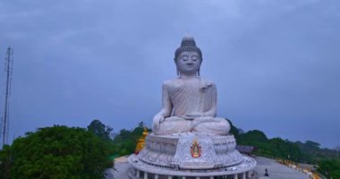 Phuket Büyük Buda 'nın tatlı gündoğumunda hava manzarası Phuket Büyük Buda' nın Phuket Büyük Buda 'nın 360 derecelik manzarasının ünlü simgesidir. Güneşin doğuşunun tatlı gökyüzü