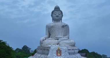 Phuket Büyük Buda 'nın tatlı gündoğumunda hava manzarası Phuket Büyük Buda' nın Phuket Büyük Buda 'nın 360 derecelik manzarasının ünlü simgesidir. Güneşin doğuşunun tatlı gökyüzü