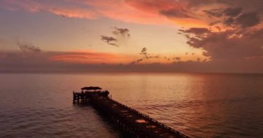 Gün batımında Natai Köprüsü üzerindeki renkli bulutların hava manzarası