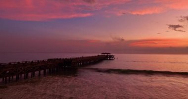 Gün batımında Natai Köprüsü üzerindeki renkli bulutların hava manzarası