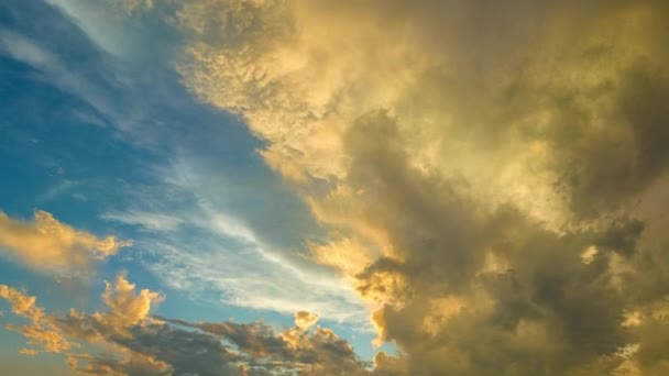 Hızla Gökyüzünü Izlemek Bulutların Sürekli Değişen Hareketlerini Zaman Geçtikçe Işıktaki — Stok video