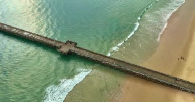Okyanusun üzerindeki günbatımında gökyüzünde inanılmaz bir hava bulutu gökyüzünden yansıyan deniz suyuna daldırılır muhteşem günbatımı manzarası doğanın inanılmaz ışığı bulutlu gökyüzü..