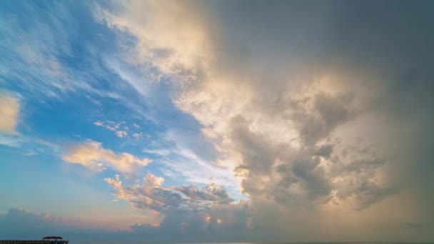 時間の経過空の美しさは見事な夕日に魅了された 見事な雲の形と色を変更日没 雄大な夕日の風景自然の驚くべき光 — ストック動画