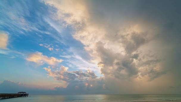 Красота Неба Завораживала Потрясающем Закате Потрясающие Облака Меняли Форму Цвет — стоковое видео