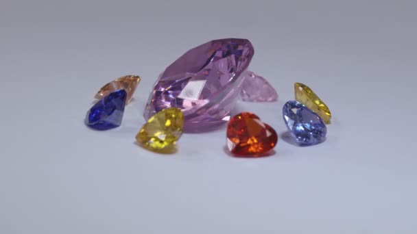 Diamantes Forma Coração Torno Diamantes Safira Amarela Safiras Rosa Fiação — Vídeo de Stock