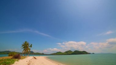 Phuket ve Krabi Tayland arasında, Koh Yao Yai adasındaki Laem Had Plajı Hindistan cevizi tarlasında mavi gökyüzüyle gün doğumu. Tropikal adaları olan güzel bir manzara.