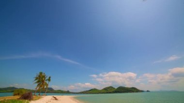 Phuket ve Krabi Tayland arasında, Koh Yao Yai adasındaki Laem Had Plajı Hindistan cevizi tarlasında mavi gökyüzüyle gün doğumu. Tropikal adaları olan güzel bir manzara.