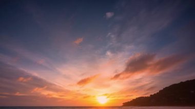 Renkli bulutlar gün batımında deniz üzerinde renk değiştiriyor. Renk farkı. Gökyüzü deseni, soyut doğa arkaplanı. Karon plajı Phuket 'te güçlü renkli bulutlarla gün batımı..