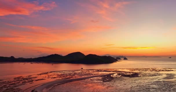 Luftaufnahme Atemberaubender Himmel Bei Sonnenaufgang Über Der Insel Yao Noi — Stockvideo