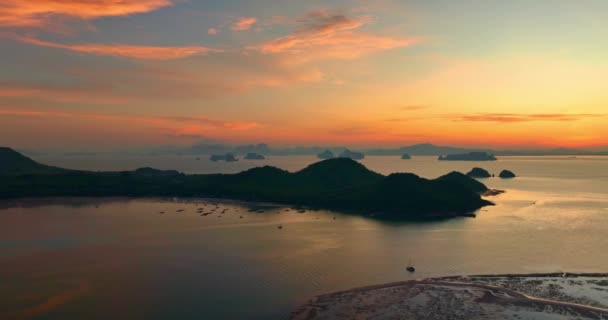 Yao Noi Adasının Üzerindeki Gün Doğumunda Hava Manzarası Nefes Kesici — Stok video
