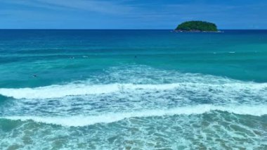 Dalgaların üst görüntüsü tropikal beyaz kumsalda kırılıyor. Video yavaş çekim Clip Aerial drone görüntüsü güzel sahilde deniz dalgalarının 4k görüntüsü. Güneşli yaz mevsiminde dalgalı kum ve beyaz köpüklü su..