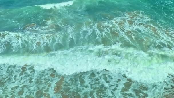 Top Pohled Vlny Přestávka Tropické Bílé Písečné Pláži Video Zpomalení — Stock video