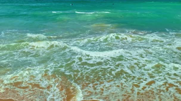 Ovanifrån Vågor Bryta Tropisk Vit Sand Strand Video Slow Motion — Stockvideo