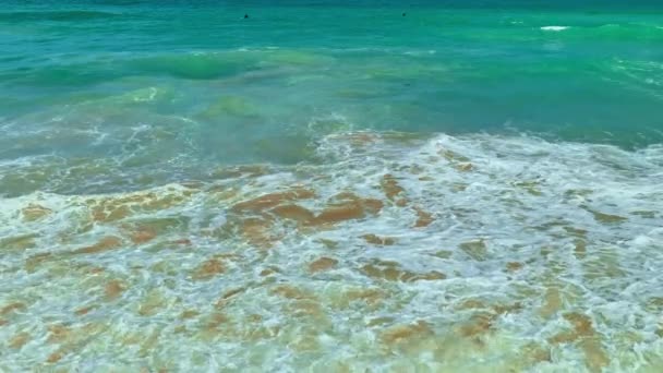 Vue Dessus Des Vagues Brisent Sur Plage Sable Blanc Tropical — Video