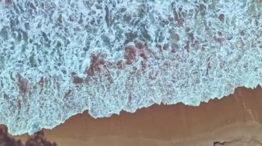 Tropik beyaz kumlu plajda dalgaların üst görünümü kırmak.