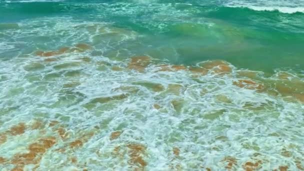 Vue Dessus Des Vagues Brisent Sur Plage Sable Blanc Tropical — Video