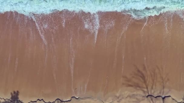 Top Pohled Vlny Přestávka Tropické Bílé Písečné Pláži Video Zpomalení — Stock video