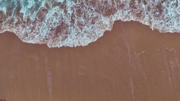 Повітряний Вигляд Хвилі Повільно Стискаються Створюючи Ефект Застигання Глибокі Синьо — стокове відео