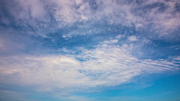 時間青空に浮かぶ白い雲は まるで空に浮かぶ綿の房のようです 空のテクスチャ 抽象的な自然背景 — ストック動画